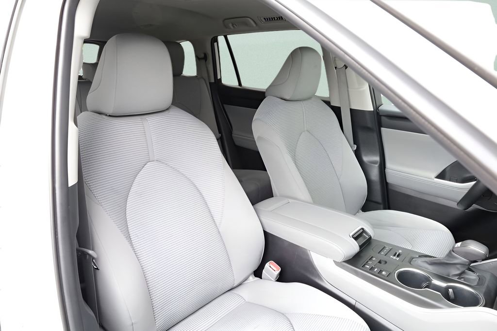 Used 2023 Toyota Highlander LE AWD/4WD image 25
