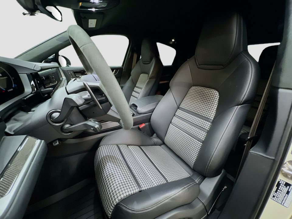 Certified 2026 Porsche Cayenne Turbo AWD/4WD image 5