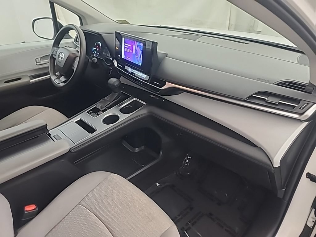 Used 2025 Toyota Sienna LE FWD image 15
