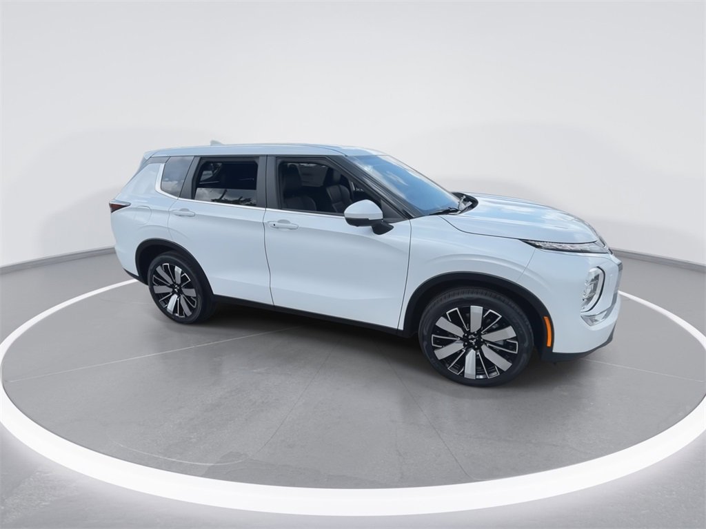 New 2025 Mitsubishi Outlander SE image 2
