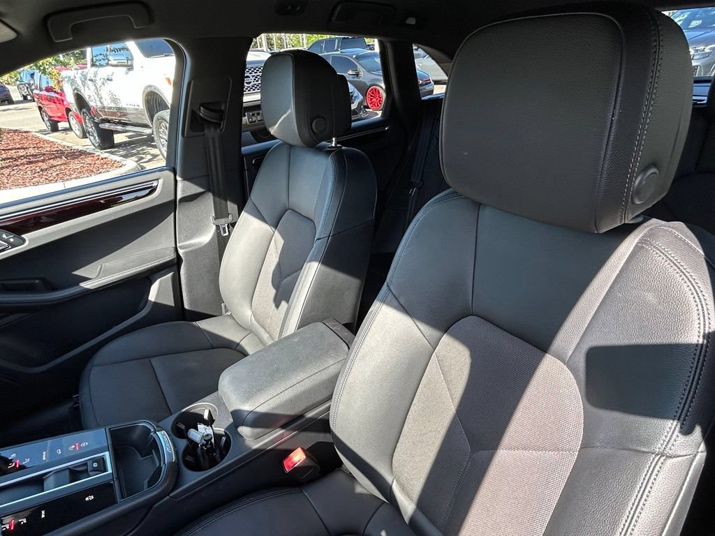 Used 2023 Porsche Macan Turbo AWD/4WD image 18