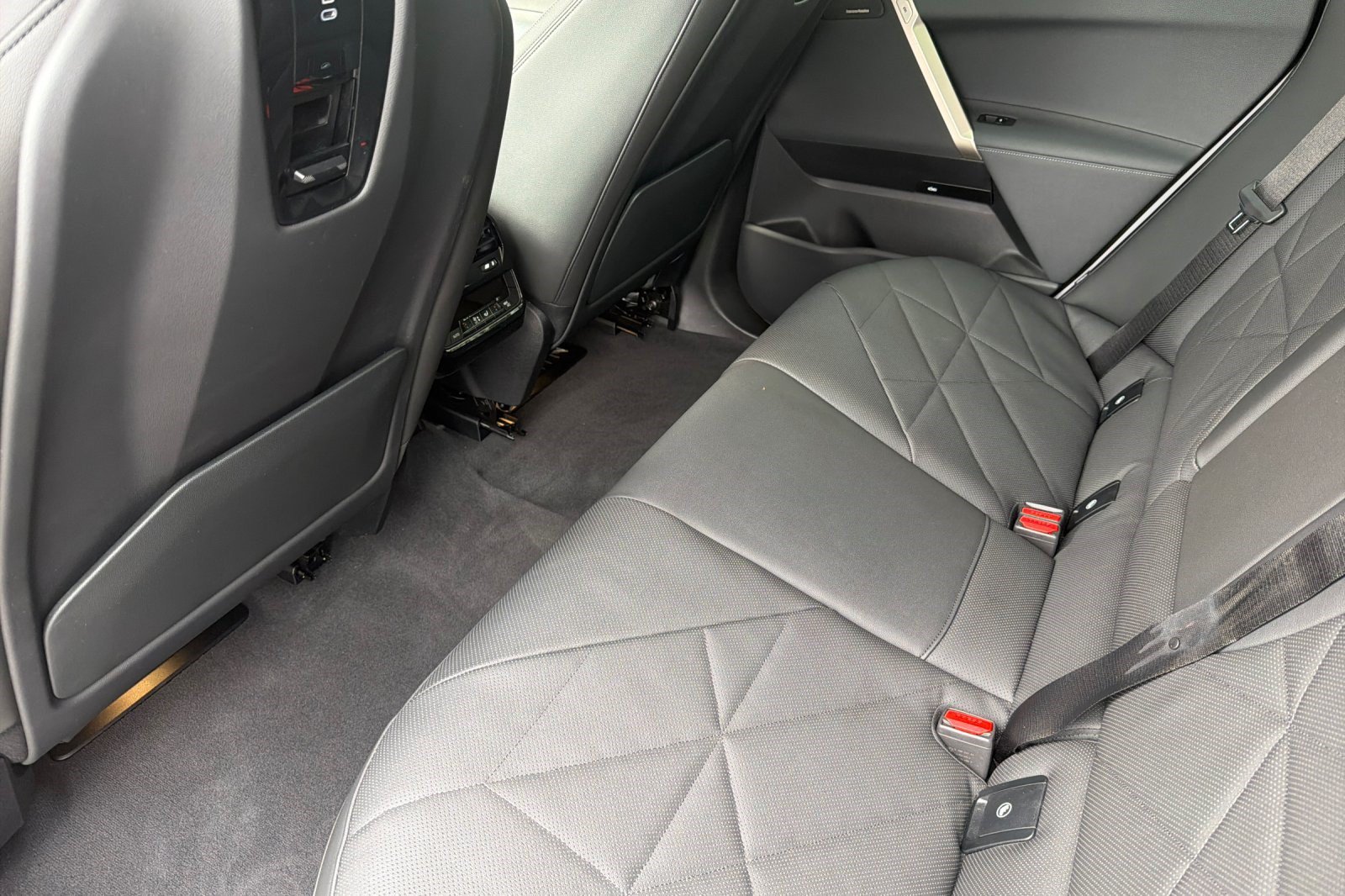 Used 2024 BMW iX xDrive50 w/ Sport Package AWD/4WD image 15