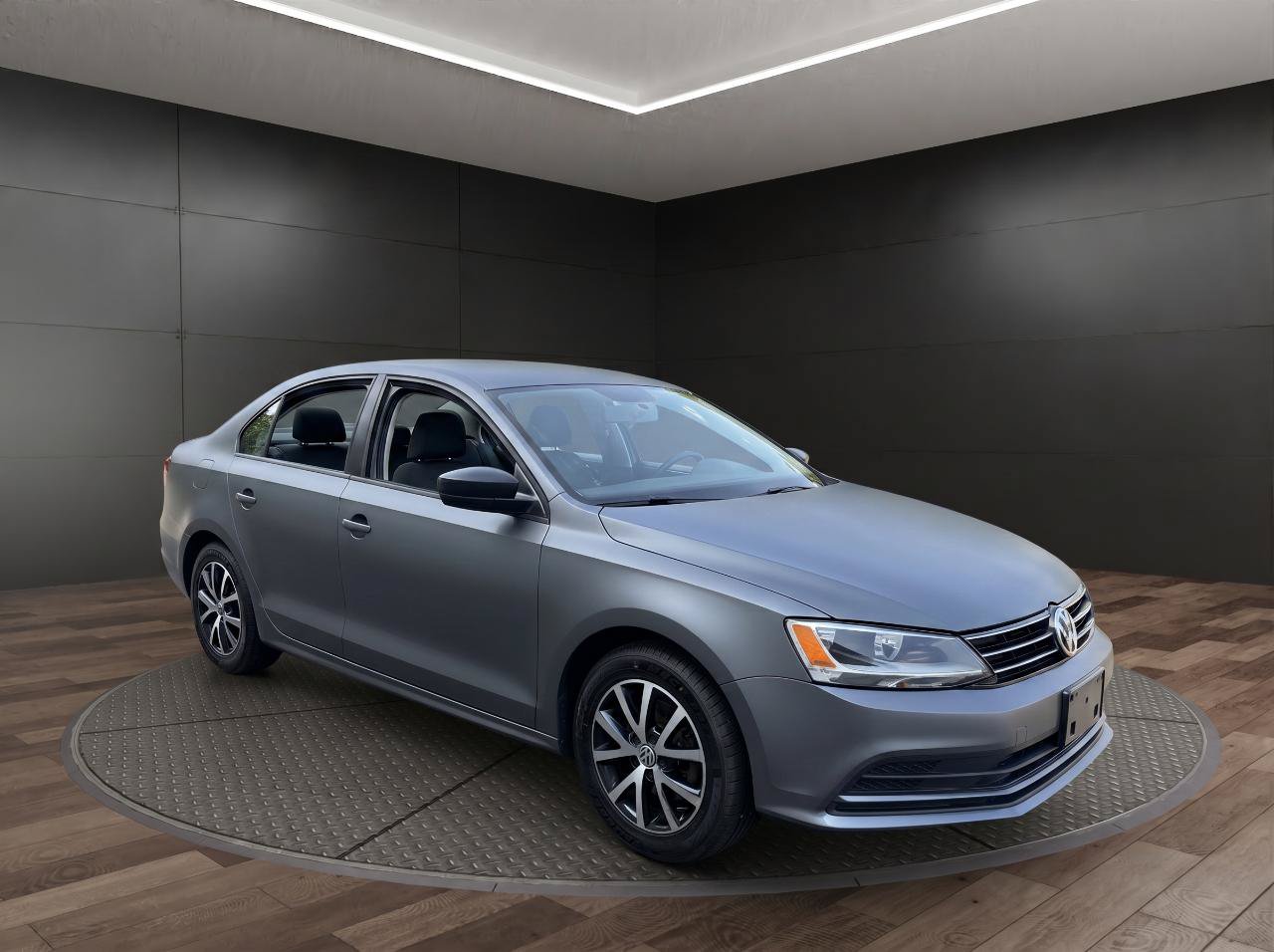 Used 2016 Volkswagen Jetta SE FWD image 2