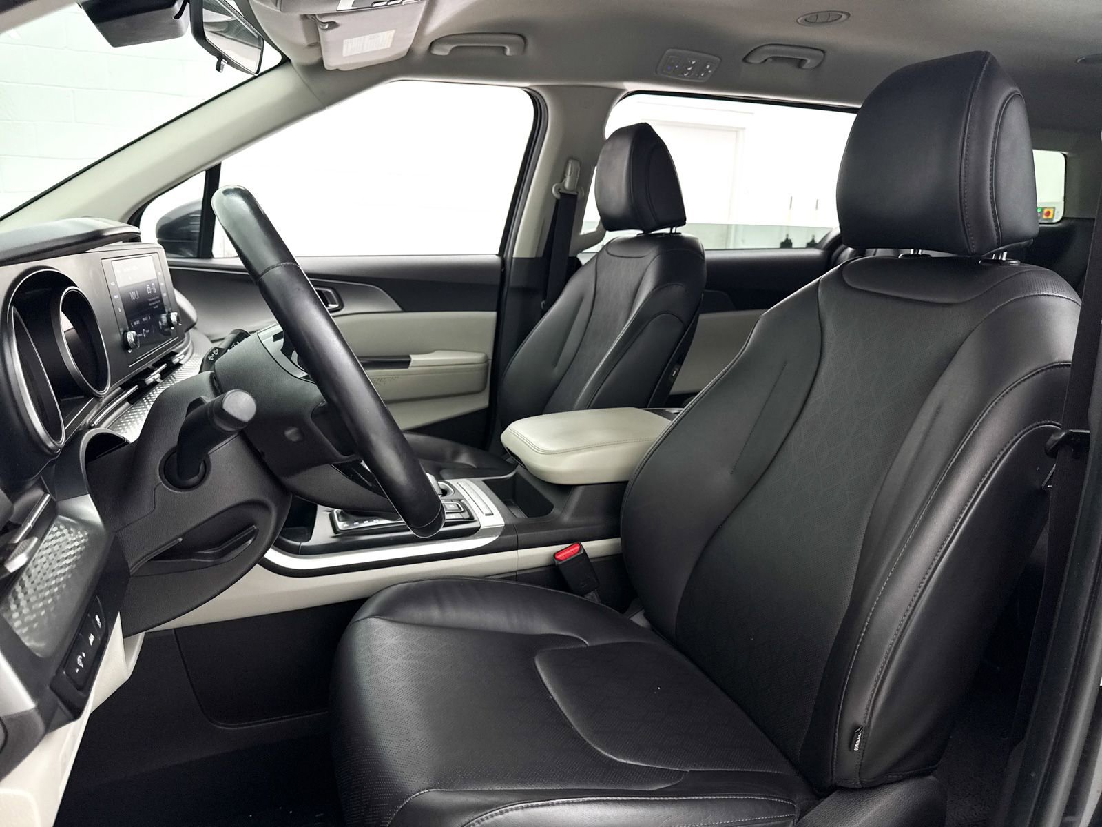 Used 2022 Kia Carnival LX FWD image 19