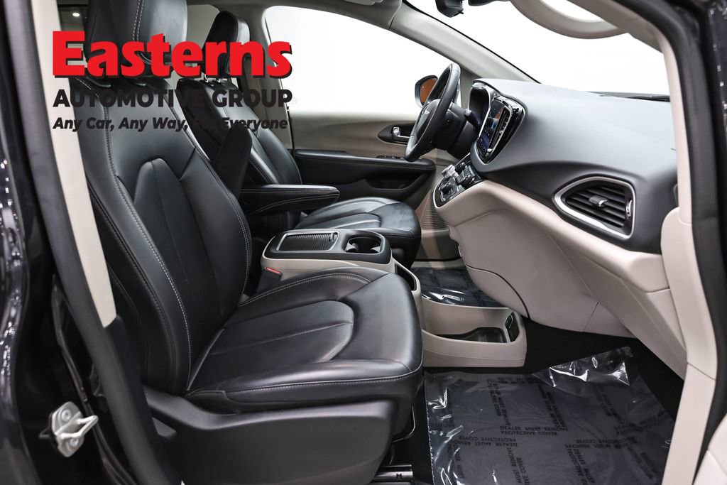 Used 2023 Chrysler Pacifica Touring-L FWD image 23