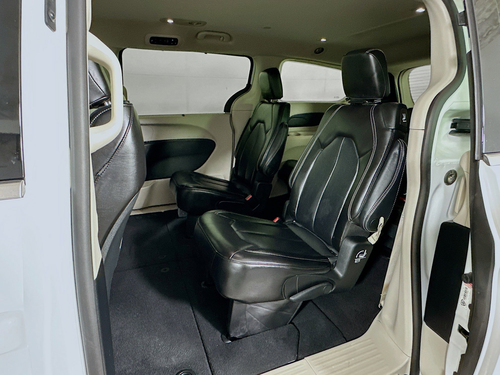 Used 2023 Chrysler Pacifica Touring-L image 26