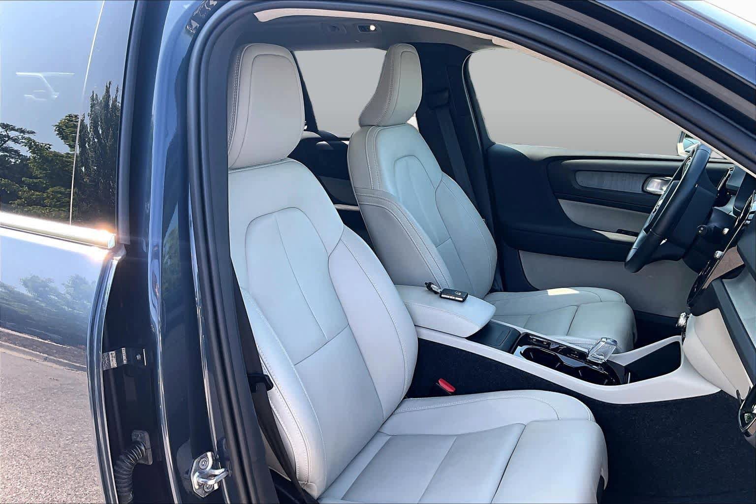 Used 2021 Volvo XC40 T4 Inscription w/ Protection Package FWD image 8