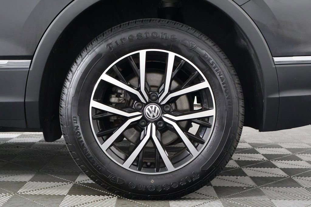Used 2021 Volkswagen Tiguan SE w/ Panoramic Sunroof Package image 17