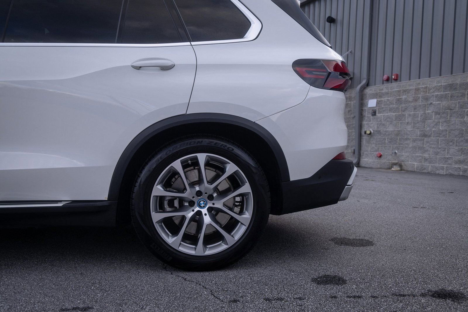 Used 2025 BMW X5 xDrive50e image 6