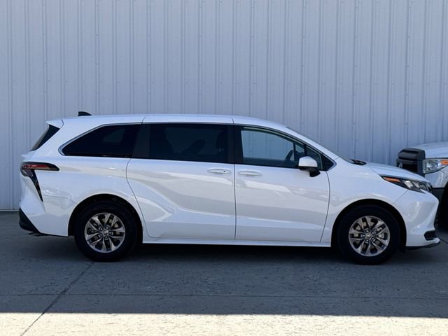 Used 2024 Toyota Sienna LE image 3