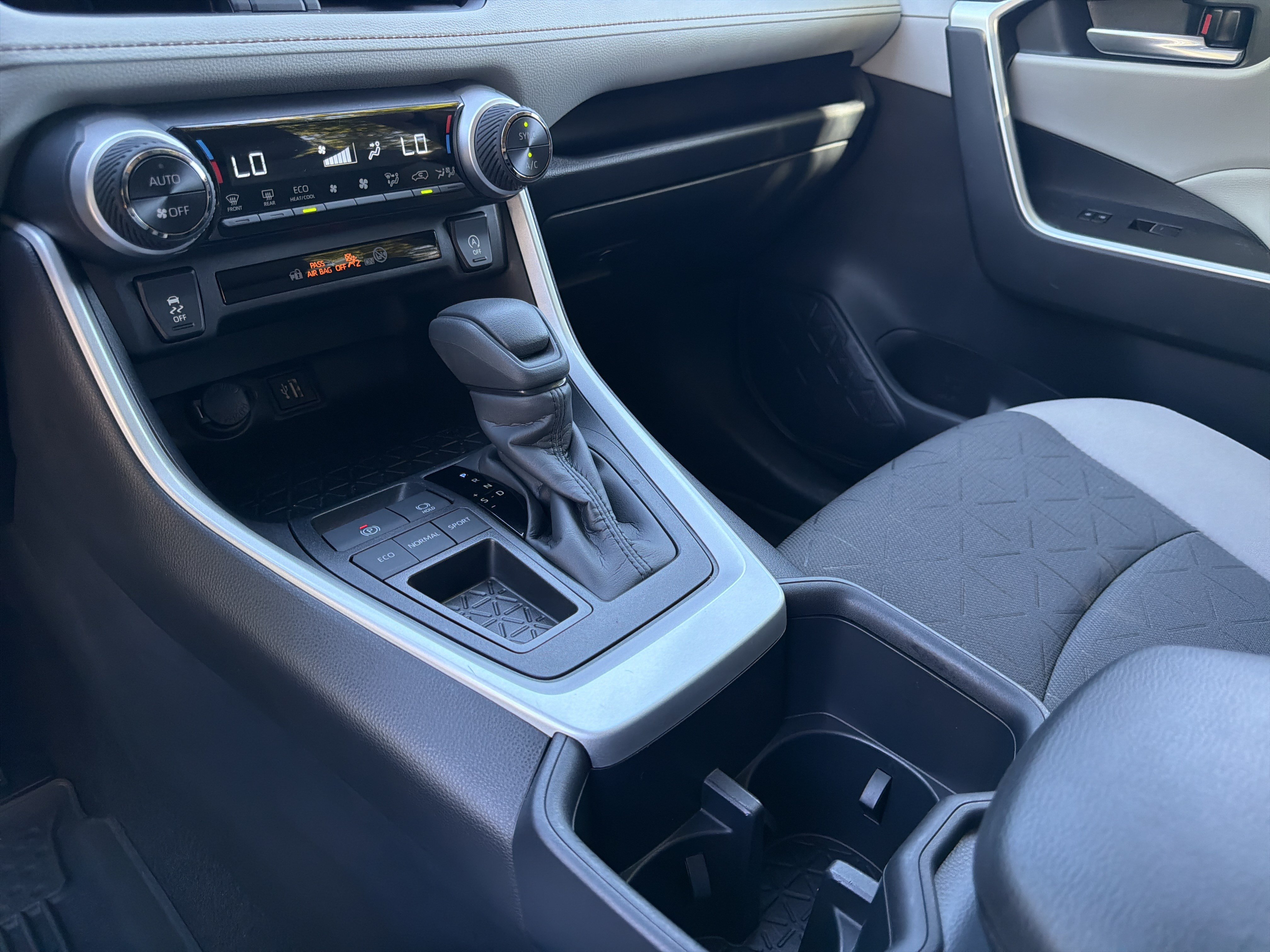 Used 2025 Toyota RAV4 XLE w/ Convenience Package FWD image 31
