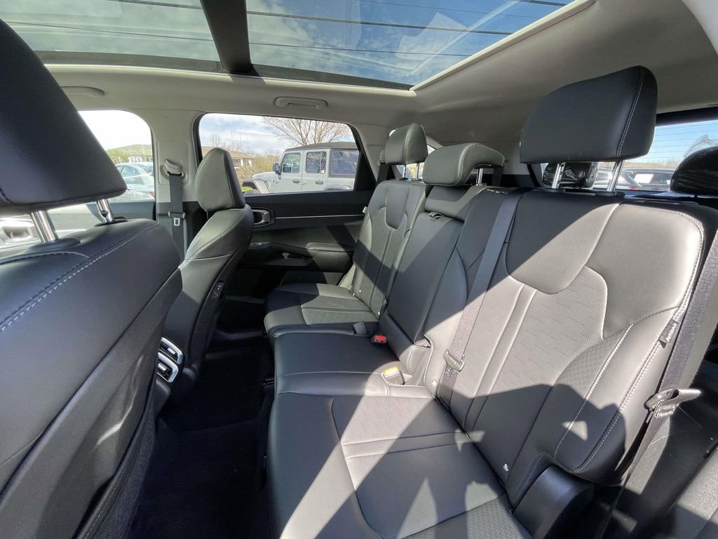 Certified 2025 Kia Sorento S w/ Panoramic Sunroof Package image 22