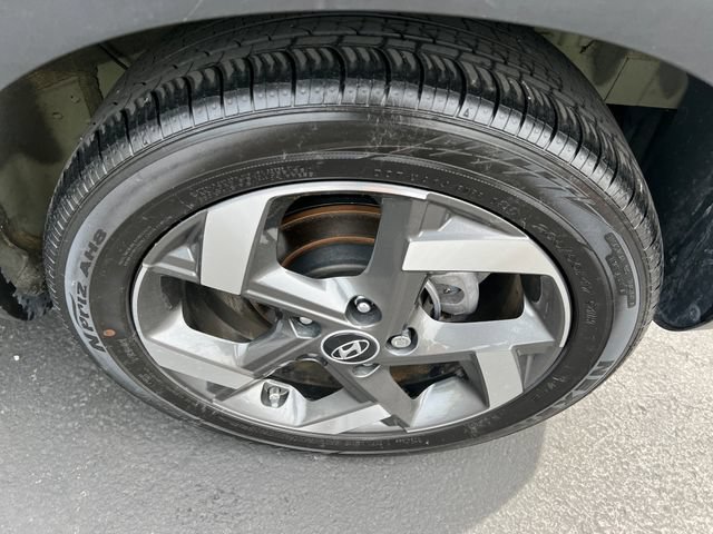 Used 2024 Hyundai Venue SEL FWD image 24