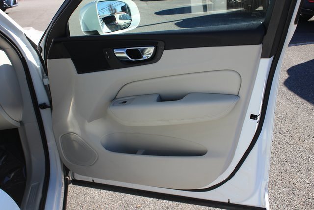 Used 2018 Volvo XC60 T6 Momentum w/ Advanced Package image 31