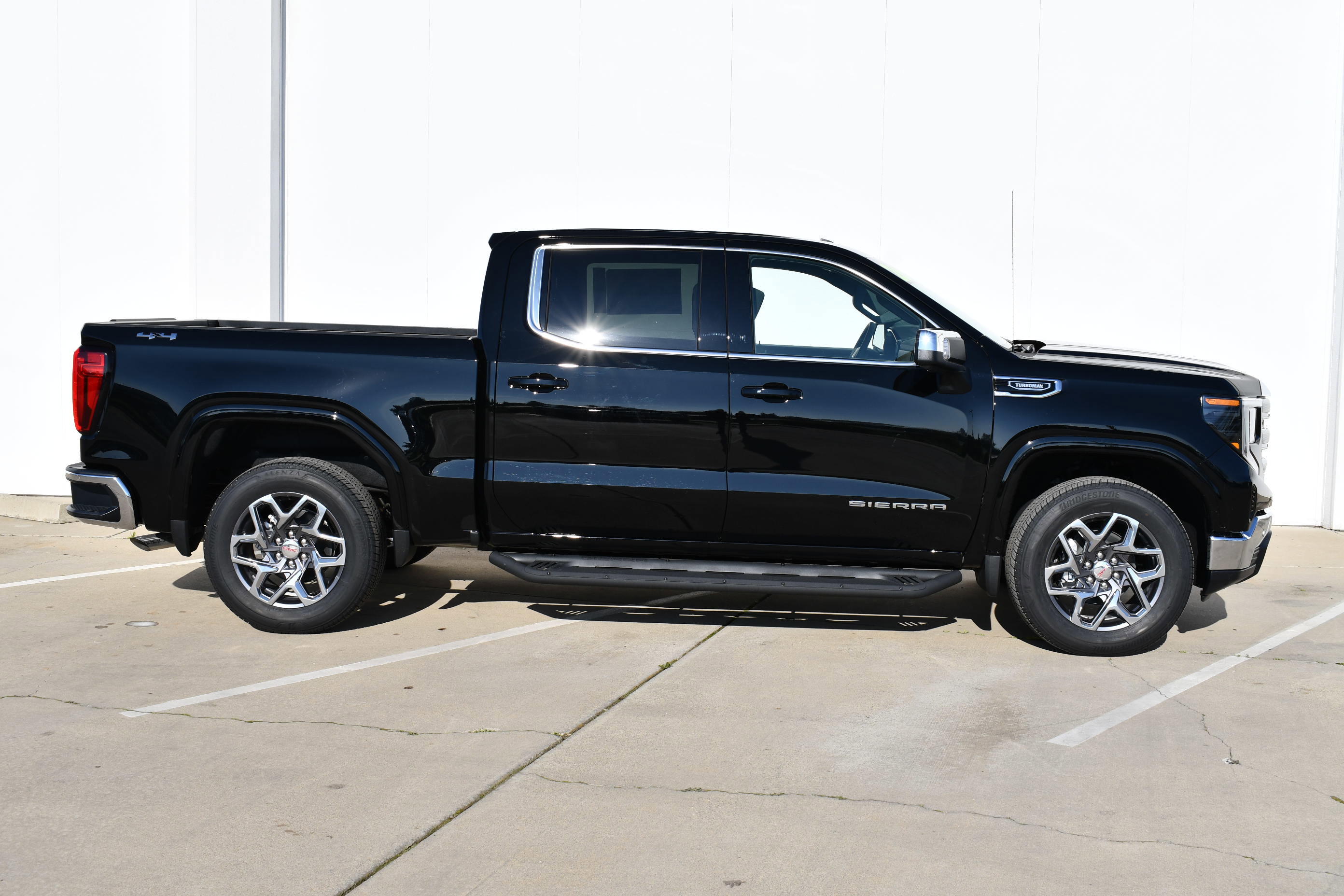 New 2026 GMC Sierra 1500 SLE w/ Preferred Package image 3