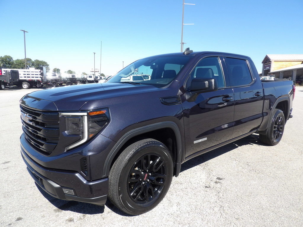 Used 2022 GMC Sierra 1500 Elevation RWD image 3