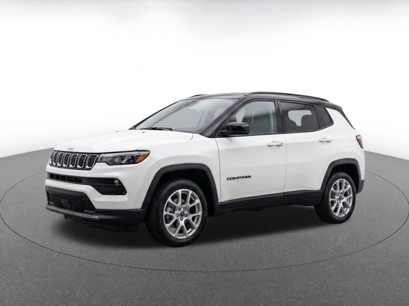 Used 2025 Jeep Compass Limited AWD/4WD image 3