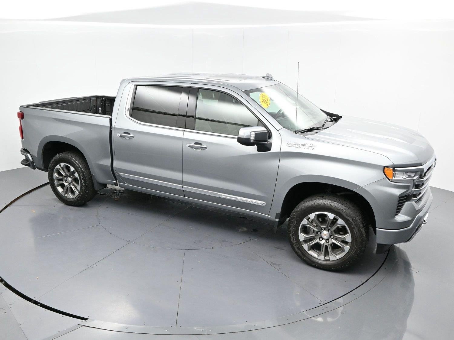 Used 2025 Chevrolet Silverado 1500 High Country w/ Technology Package AWD/4WD image 39