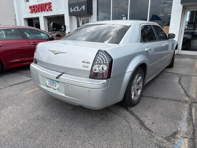 Used 2005 Chrysler 300 Touring RWD image 3