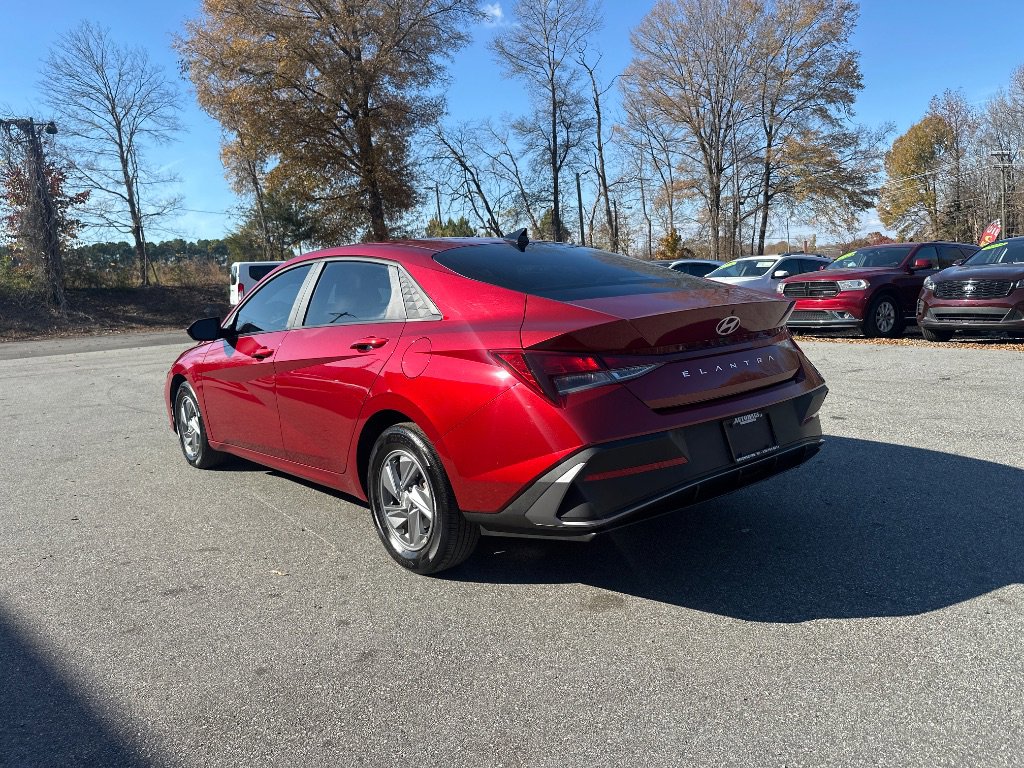 Used 2024 Hyundai Elantra SE image 4