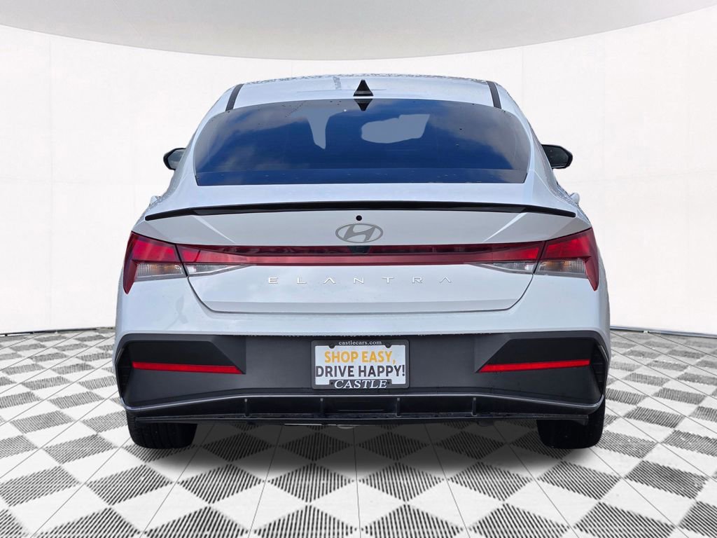 Used 2025 Hyundai Elantra Sport image 19