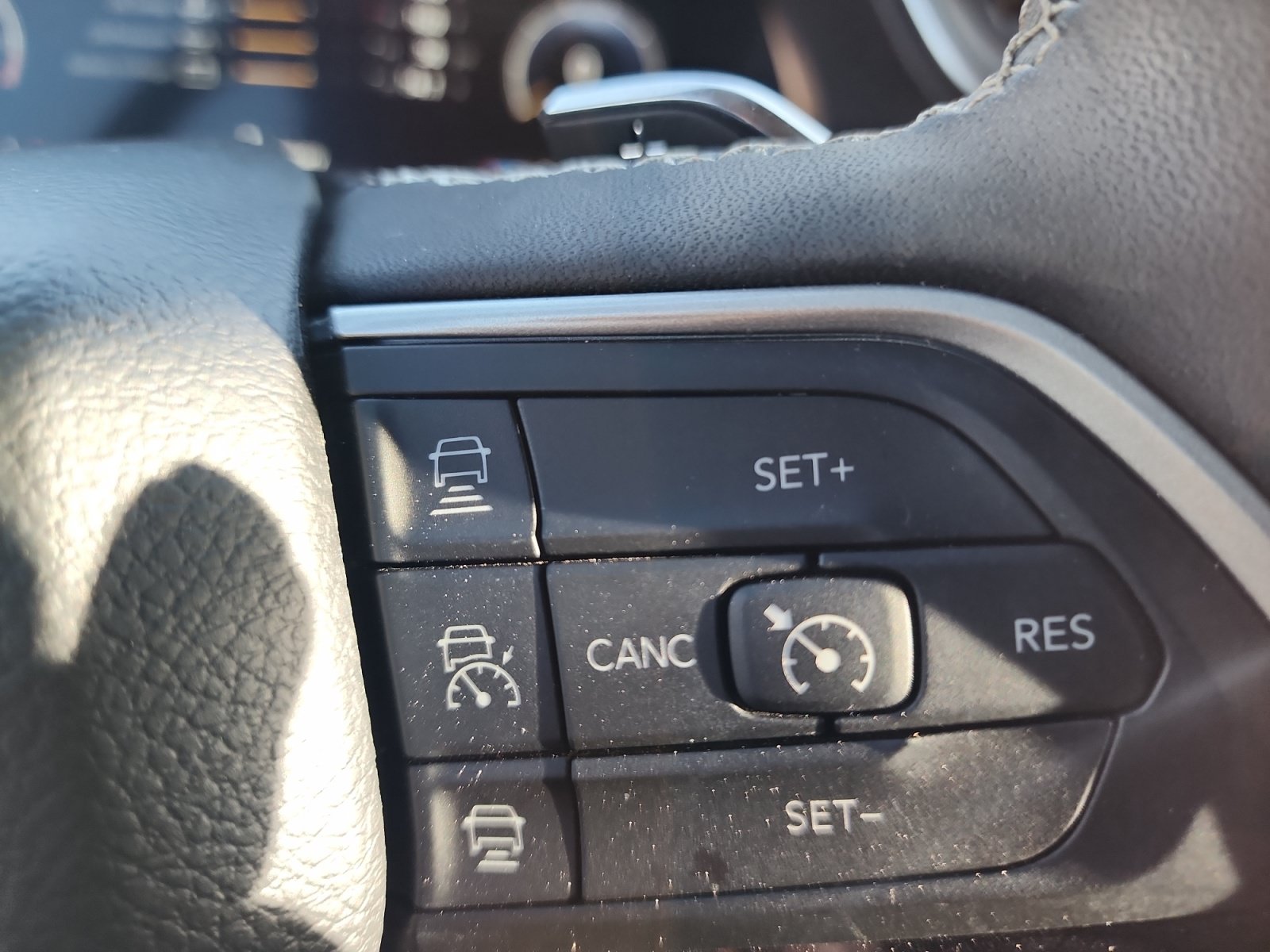 Used 2023 Jeep Grand Cherokee Laredo w/ Luxury Tech Group I RWD image 18