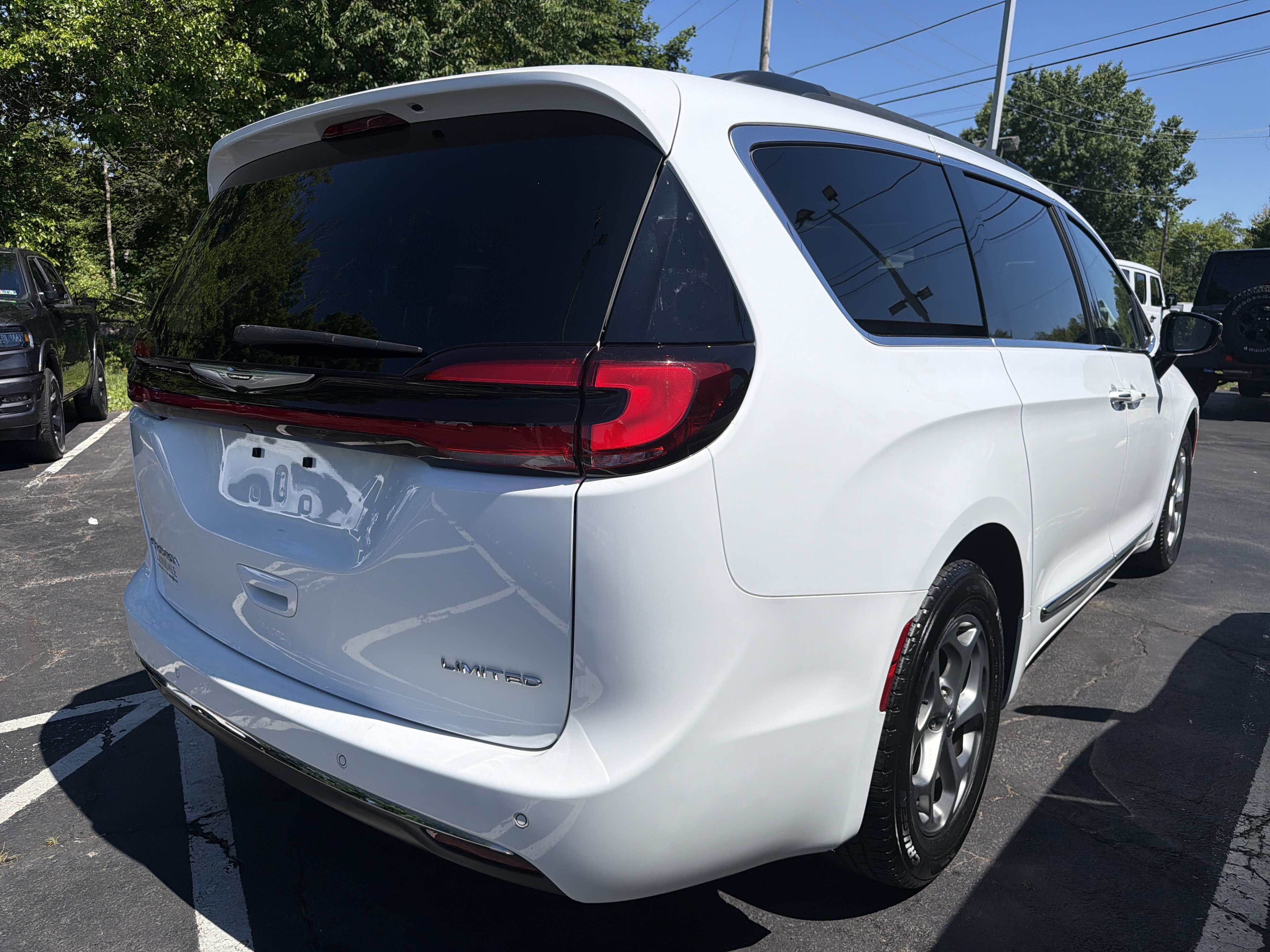 Used 2023 Chrysler Pacifica Limited FWD image 7