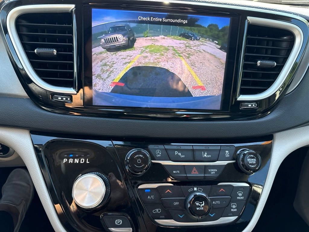 Used 2024 Chrysler Pacifica Touring-L FWD image 8