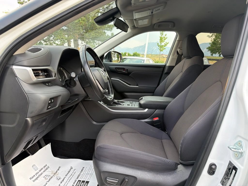 Used 2024 Toyota Highlander LE AWD/4WD image 24