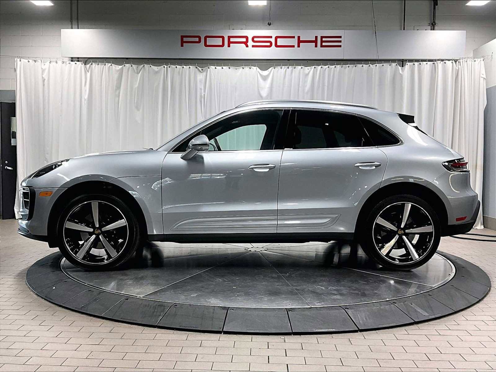 Used 2025 Porsche Macan image 2