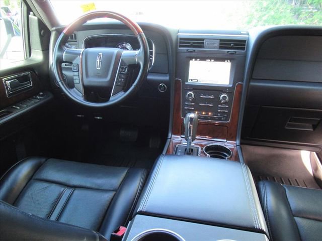 Used 2017 Lincoln Navigator Select image 13