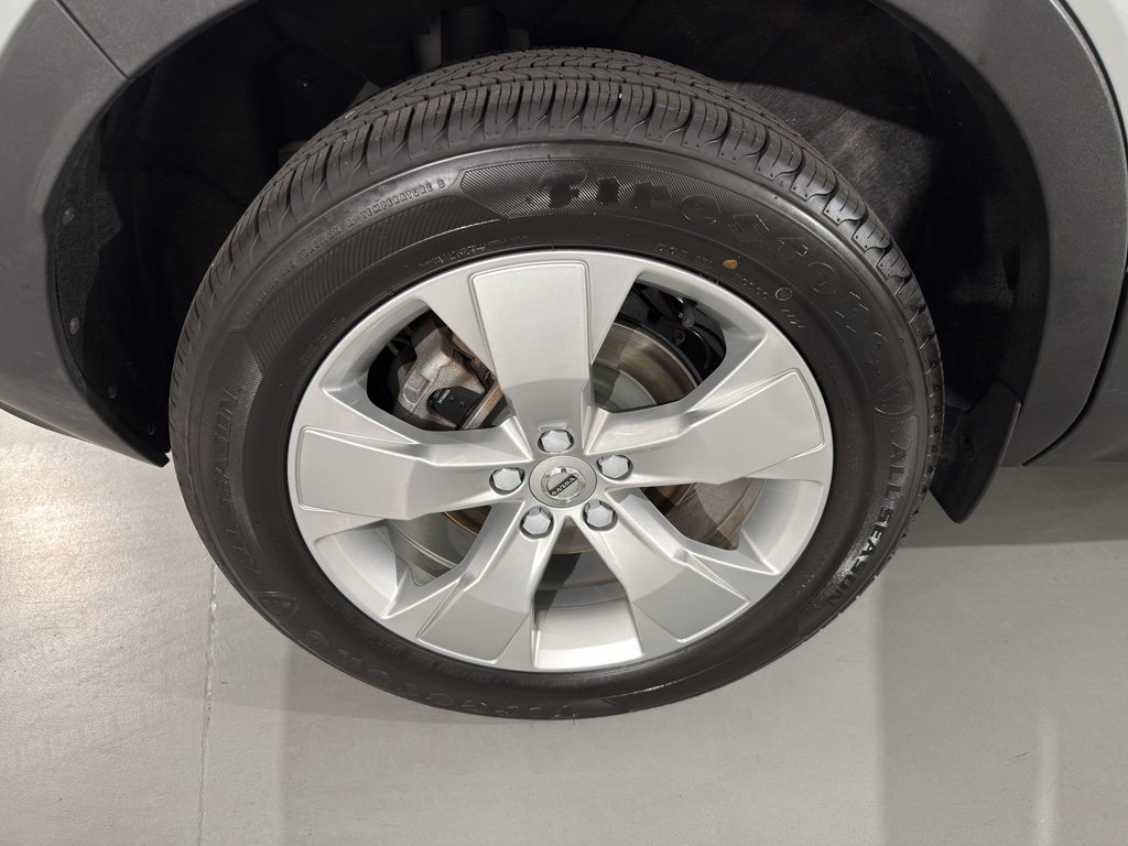 Used 2020 Volvo XC40 T4 Momentum image 13