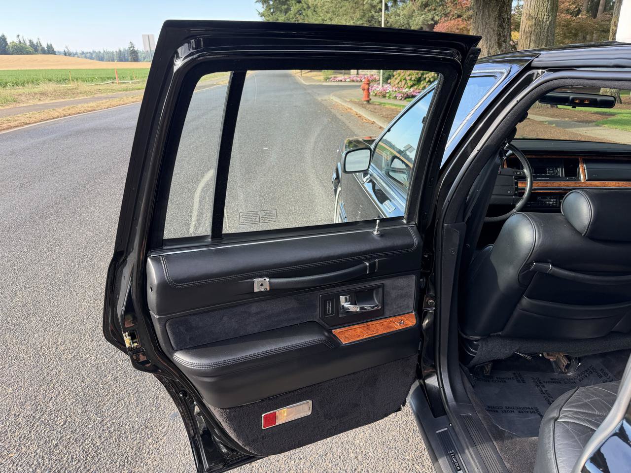 Used 1993 Lincoln Town Car Signature RWD image 29