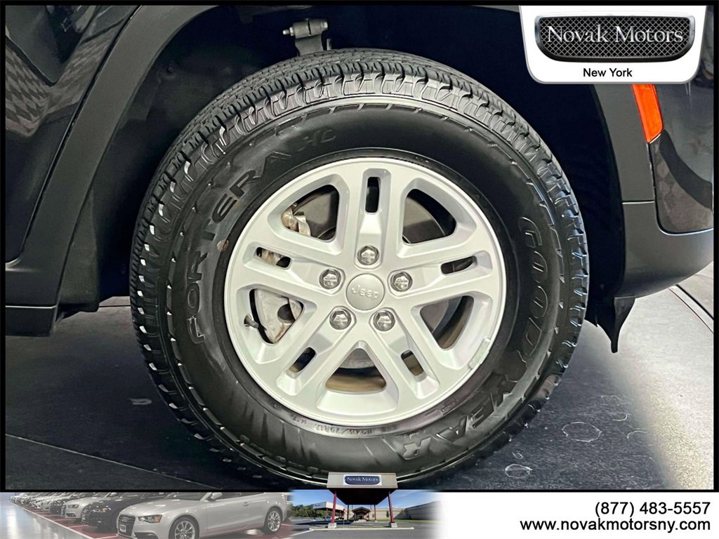 Used 2023 Jeep Grand Cherokee Laredo image 9