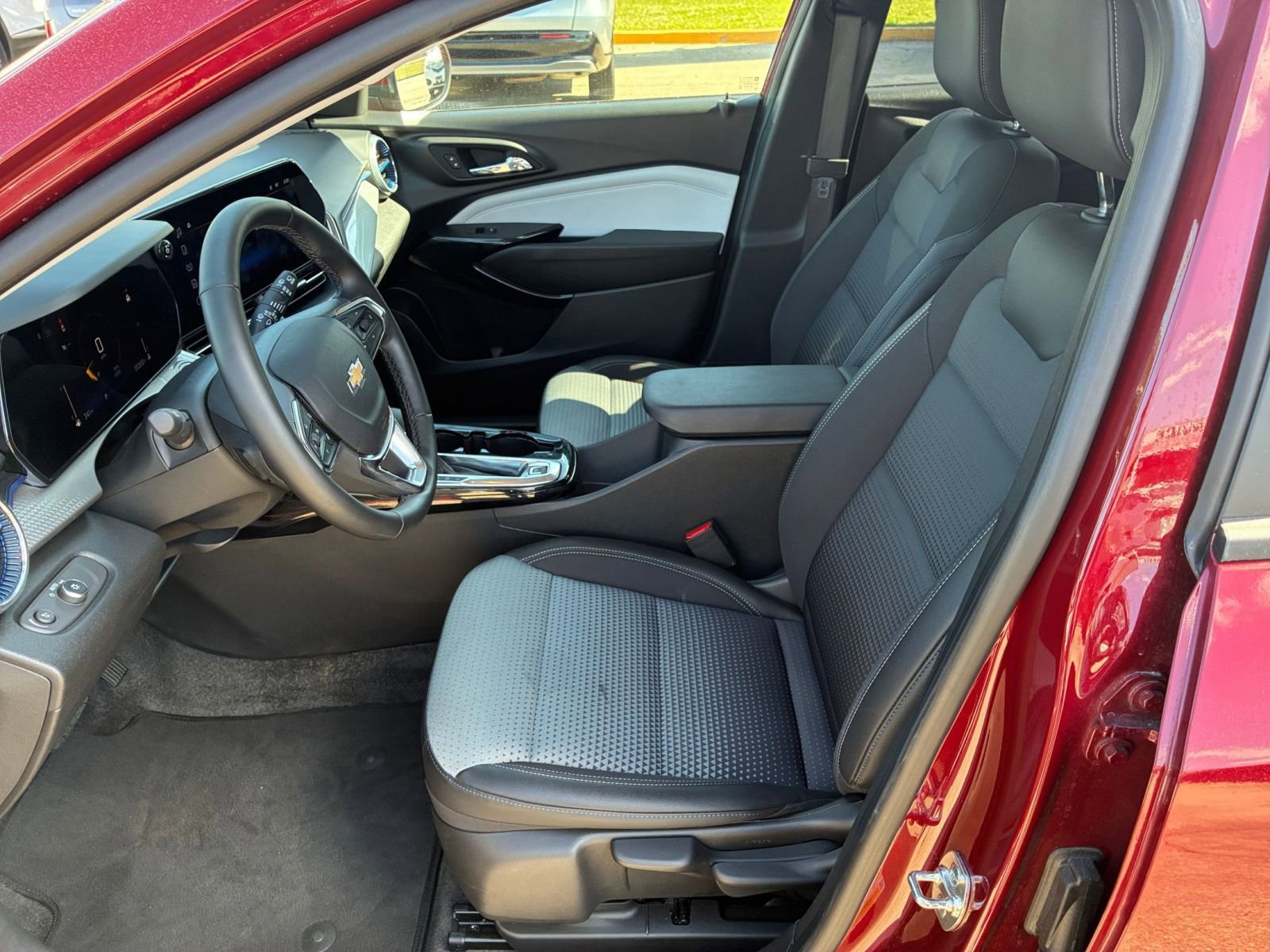 Used 2025 Chevrolet Trax LT w/ LT Convenience Package image 20