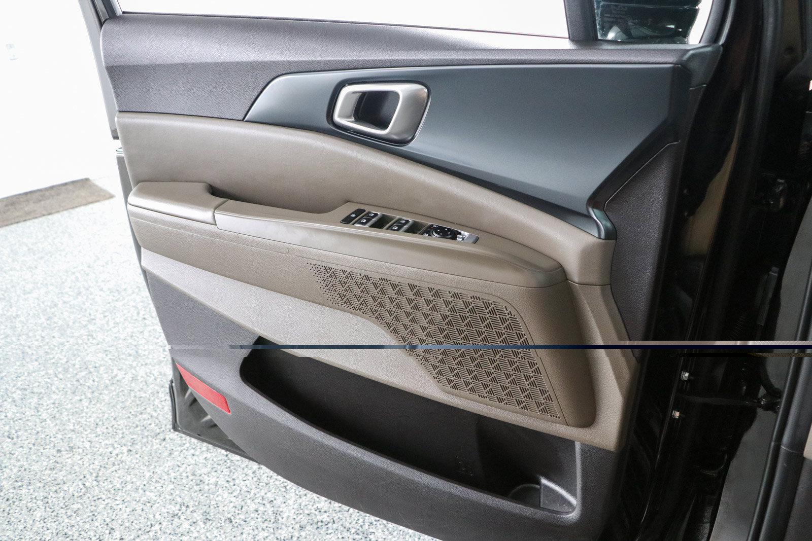 Used 2025 Kia Carnival FWD image 22