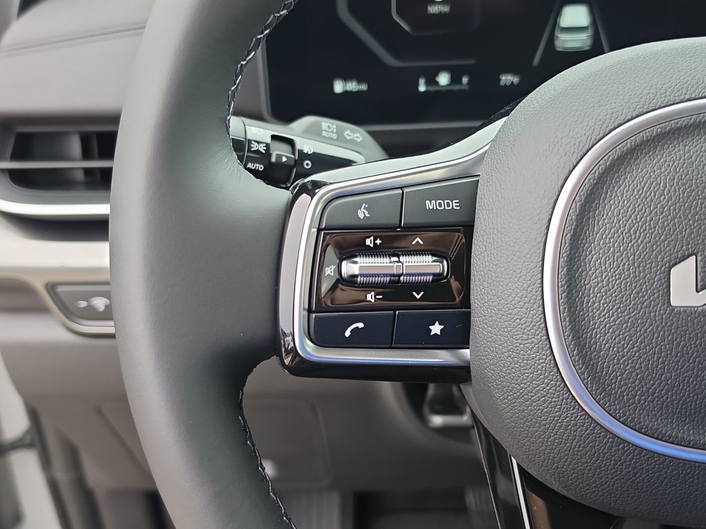 New 2026 Kia Carnival SX w/ SX Dark Edition Package FWD image 32