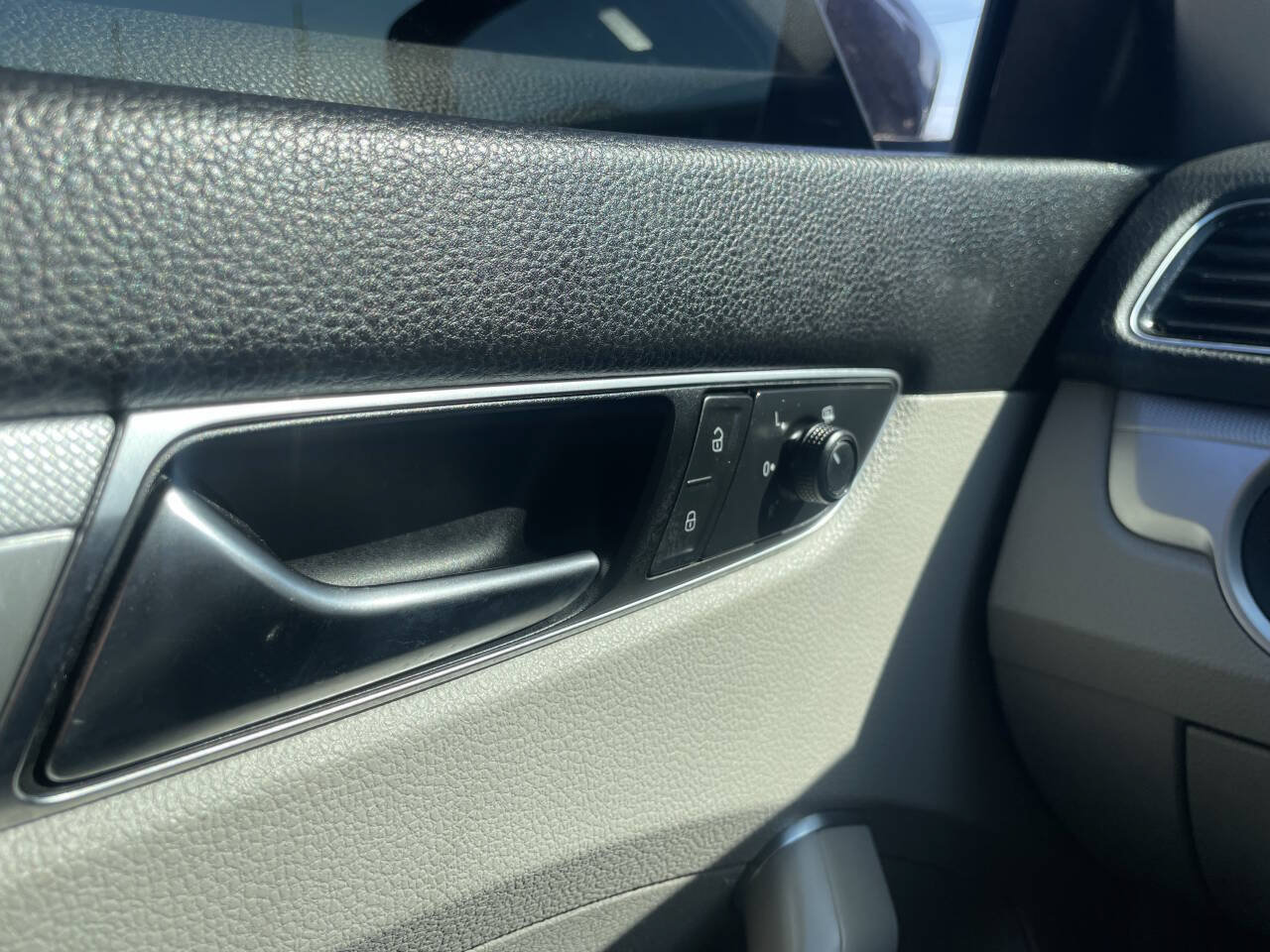 Used 2018 Volkswagen Passat 2.0T S FWD image 29