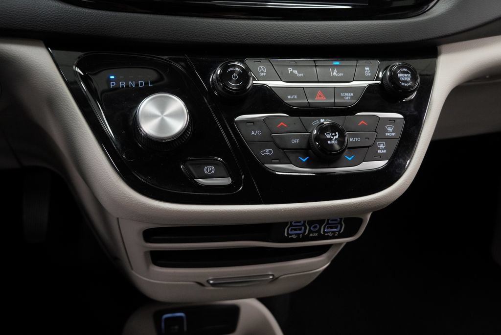 Certified 2024 Chrysler Pacifica Touring-L FWD image 38