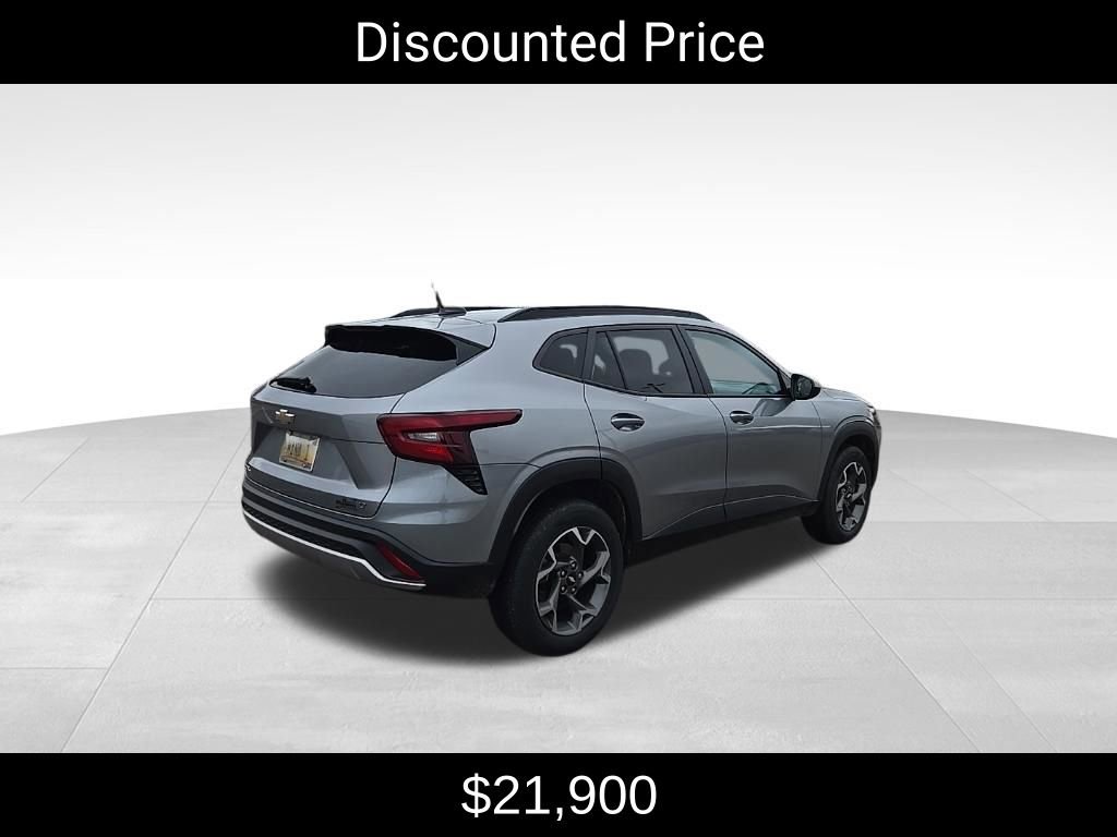 Used 2024 Chevrolet Trax LT w/ Sunroof Package image 3