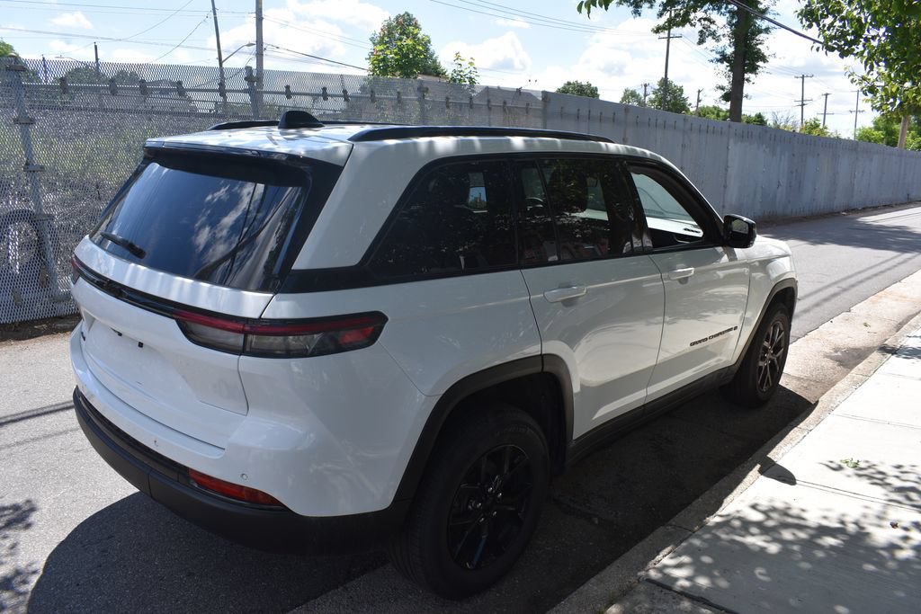Used 2025 Jeep Grand Cherokee Altitude AWD/4WD image 4