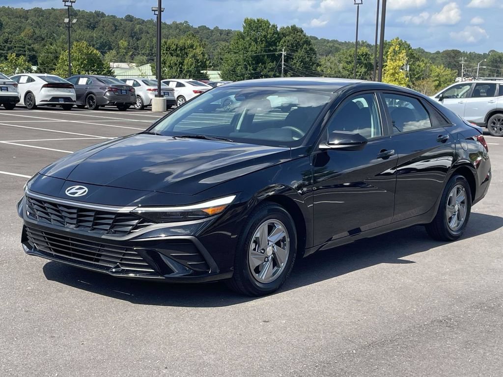 Certified 2025 Hyundai Elantra SE w/ Cargo Package FWD image 7