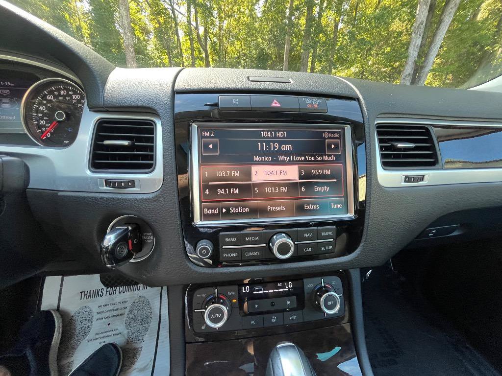 Used 2013 Volkswagen Touareg Executive AWD/4WD image 24