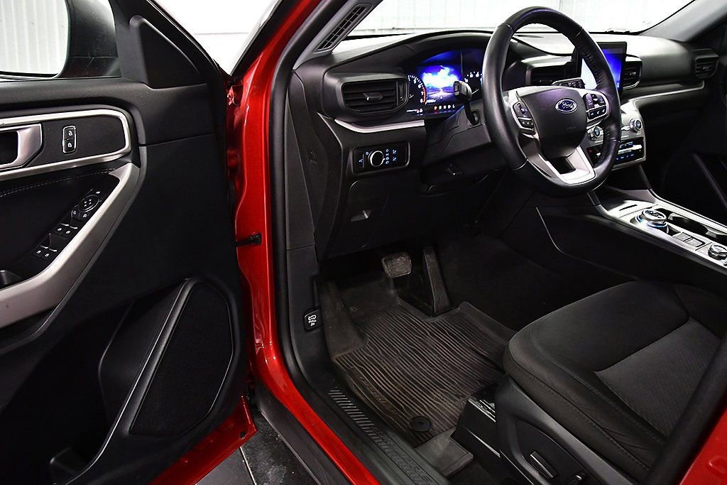 Used 2023 Ford Explorer XLT image 16