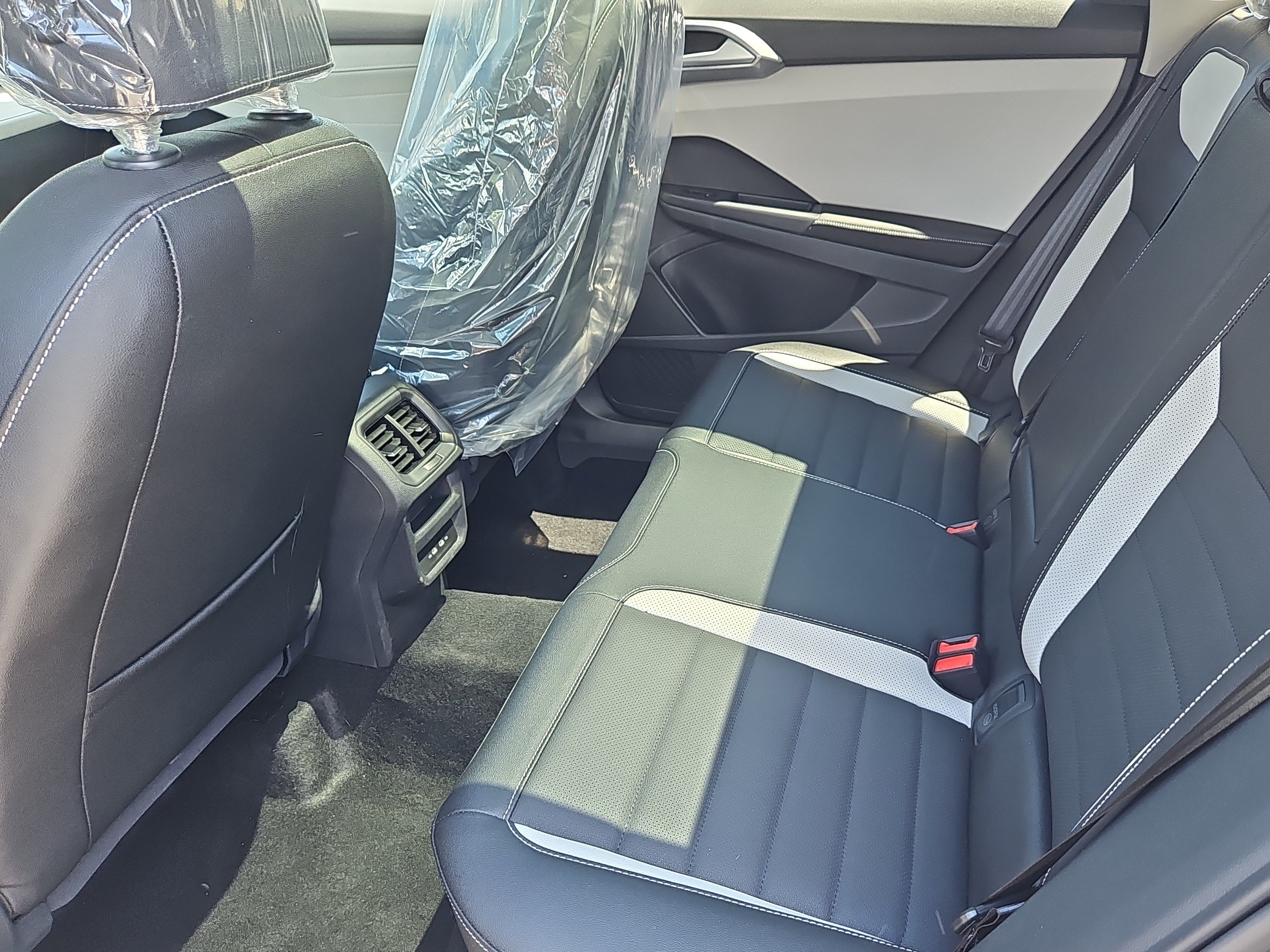 New 2026 Volkswagen Taos SEL AWD/4WD image 17