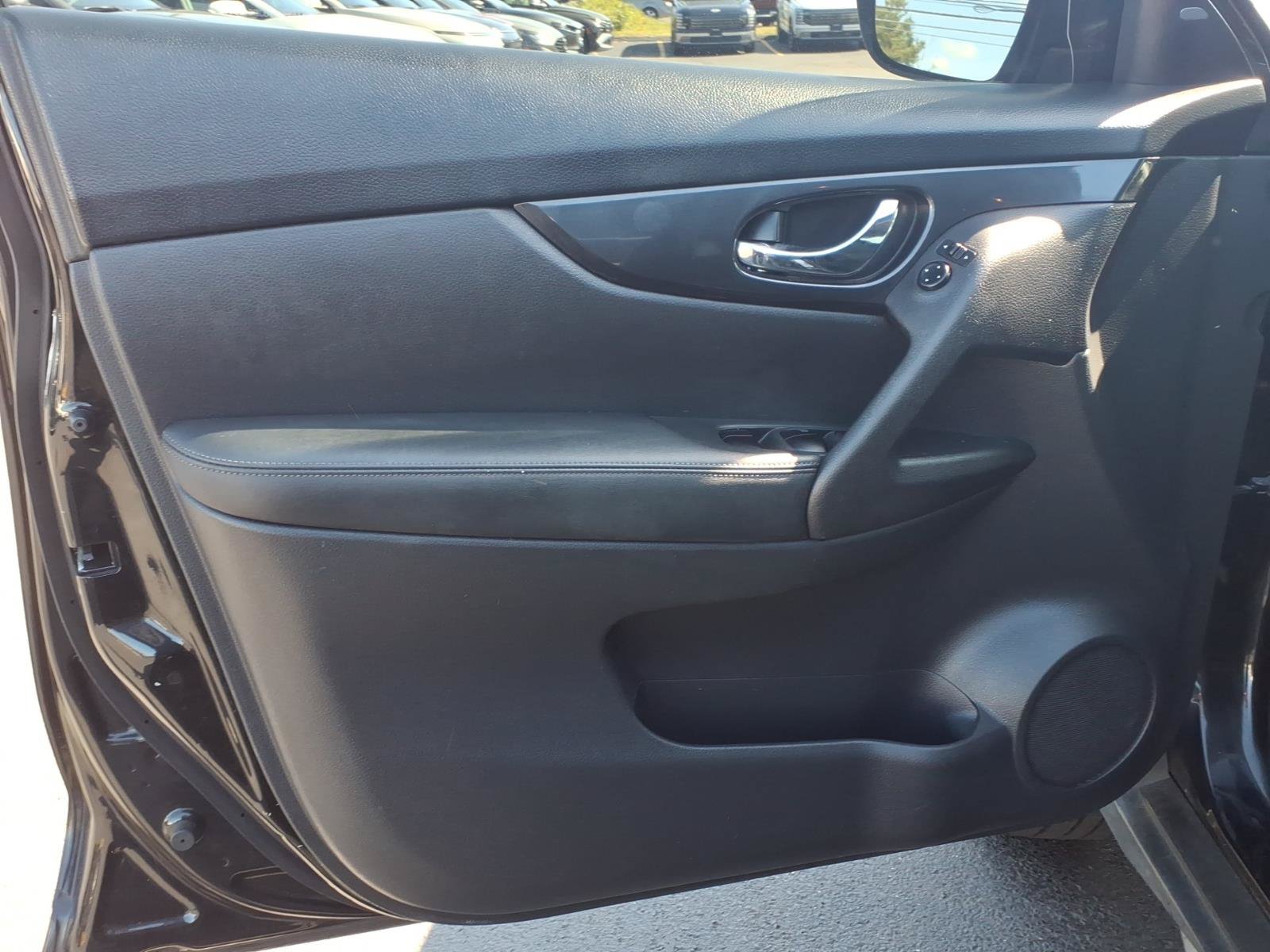 Used 2018 Nissan Rogue SV AWD/4WD image 24