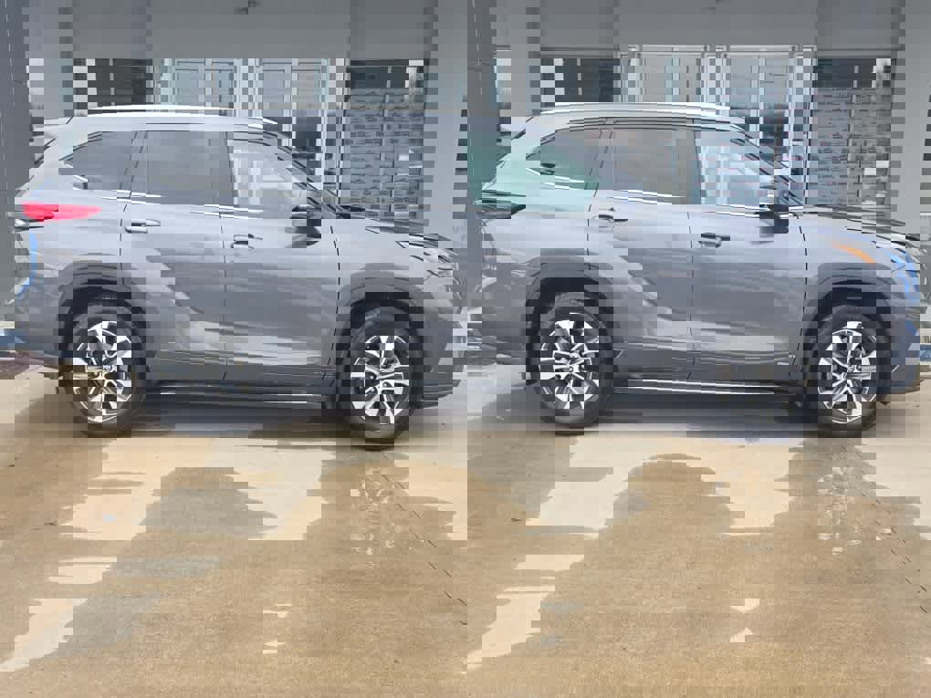 Used 2023 Toyota Highlander XLE image 1