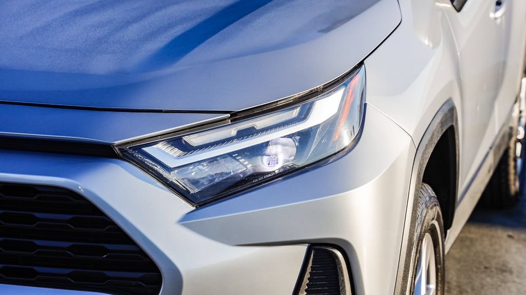 Used 2023 Toyota RAV4 XLE AWD/4WD image 5