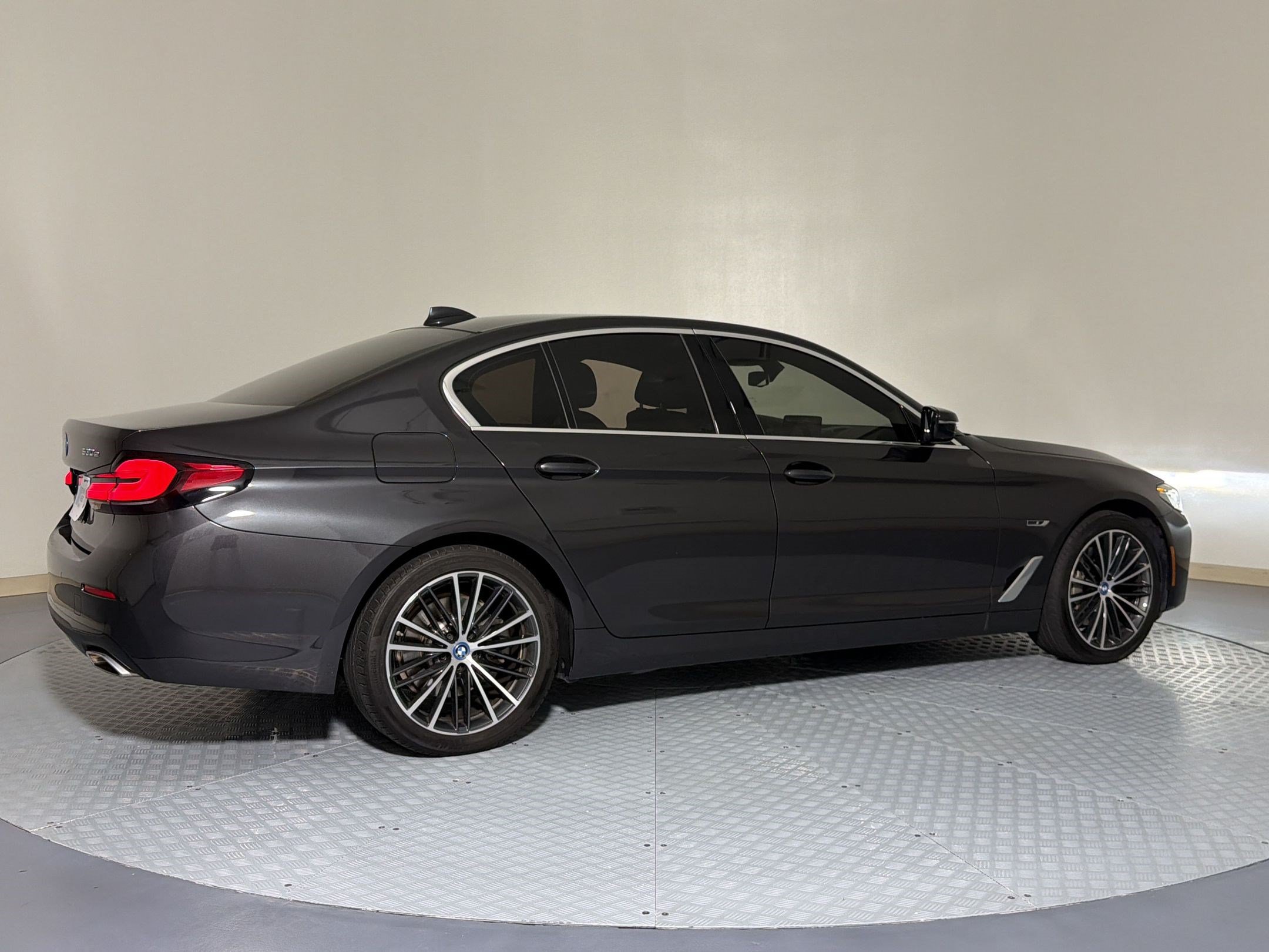 Used 2023 BMW 530e w/ Convenience Package RWD image 9