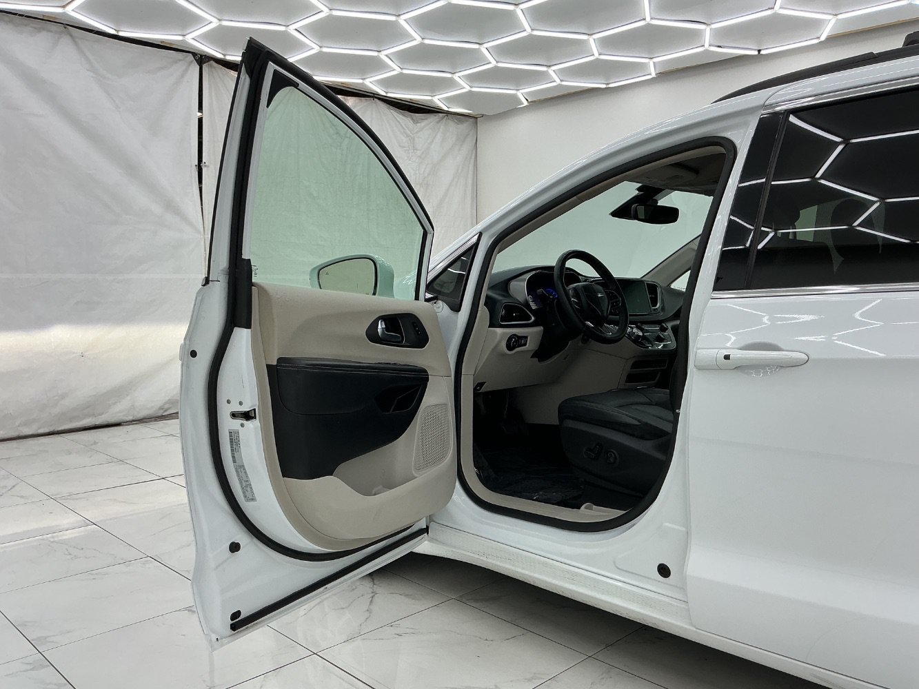 Used 2022 Chrysler Pacifica Touring-L FWD image 16